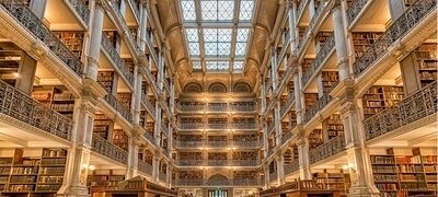Imagen del interior de una biblioteca que muestra los detalles de la arquitectura en 4K