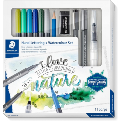 Staedtler Hand Lettering and Watercolour Set Design Journey Pack con 6 Rotuladores Acuarelables Doble Punta en Colores Surtidos, Rotulador Pigment Liner Negro, Rotulador Metalizado Plata, Lapiz Mars L