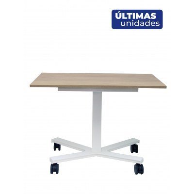 Mesa Griego regulable color natural, estructura blanca y ruedas.