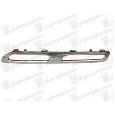 MOLDURA EXTERIOR CROMADA EN PARRILLA DELANTERA