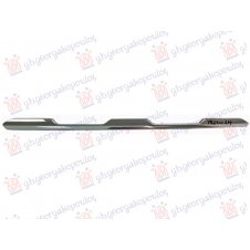 MOLDURA SUPERIOR CROMADA EN PARRILLA DELANTERA