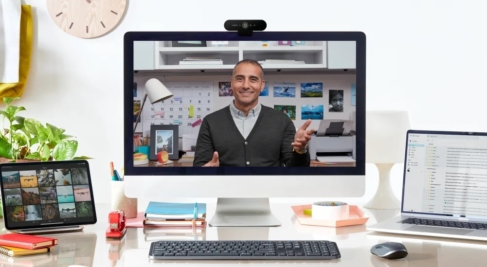Monitor de escritorio Lifestyle con webcam Brio Stream