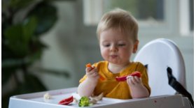 Postura ideal al comer: cómo la trona influye en la masticación y digestión del bebé