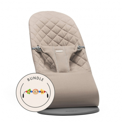 Pack de Hamaca Bliss BabyBjörn Material: Tejido Woven / Acolchado Clásico, Color: Gris Arena, Tamaño: Pack con Juguete de Madera