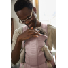 Mochila Porta Bebé Mini BabyBjörn Material: Tejido Woven, Color: Rosa Palo