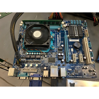 PLACA GIGABYTE GA-M68MT-S2P SAM3 / DDR3