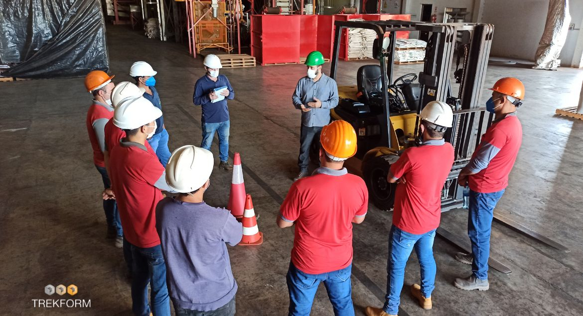 Errores frecuentes al trabajar con maquinaria industrial y cómo evitarlos con formación.
