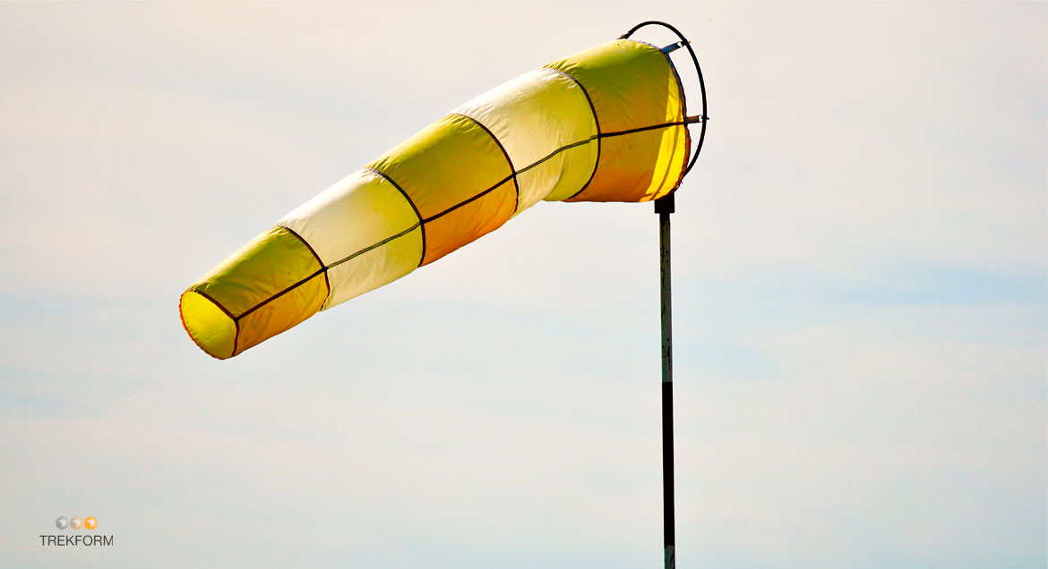 Seguridad laboral ante viento fuerte: riesgos en maquinaria industrial y trabajos en altura