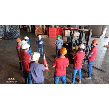 Errores frecuentes al trabajar con maquinaria industrial y cómo evitarlos con formación.