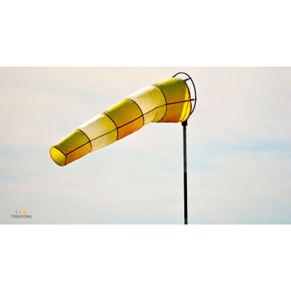 Seguridad laboral ante viento fuerte: riesgos en maquinaria industrial y trabajos en altura